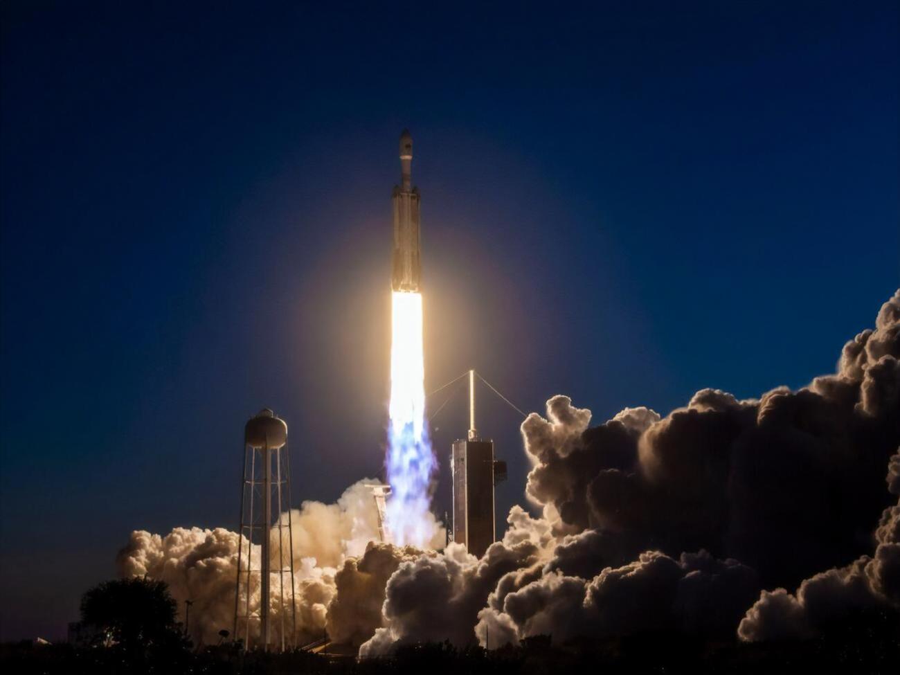 Ракета Falcon Heavy стартовала из Космического центра Кеннеди NASA во Флориде