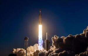 Ракета Falcon Heavy стартовала из Космического центра Кеннеди NASA во Флориде