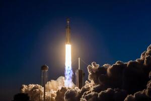 Ракета Falcon Heavy стартовала из Космического центра Кеннеди NASA во Флориде