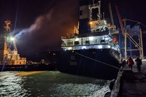 Украина продолжает отправлять зерно, но из-за саботажа РФ оно становится дорогим и непрогнозируемым для покупателей, говорят украинские власти