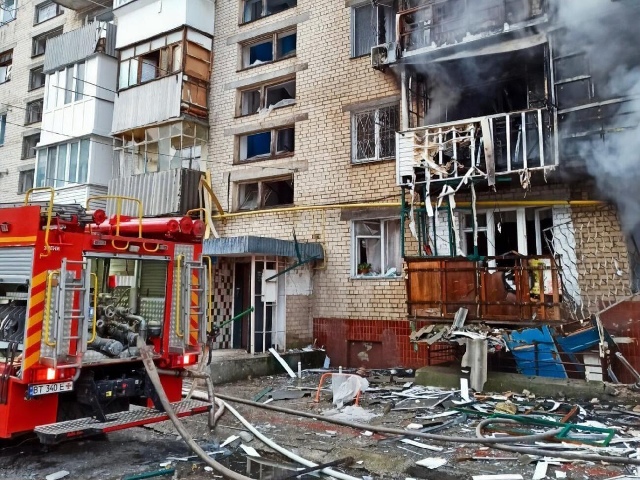 Попри ризик для життя, рятувальники швидко загасили п'ять пожеж, що виникли після прильотів