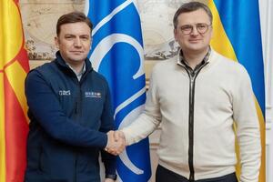 Кулеба (справа) провел встречу с главой ОБСЕ Османи в Киеве 16 января