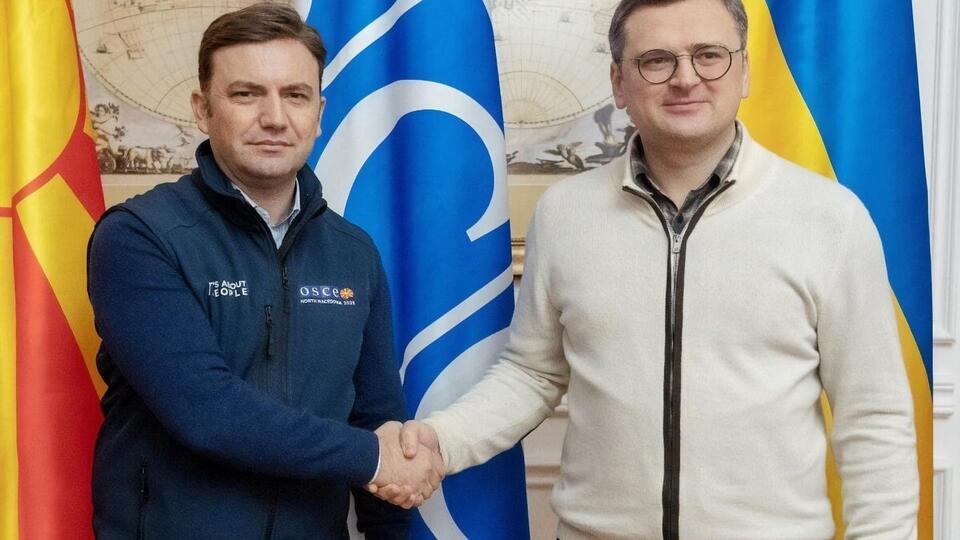 Кулеба (праворуч) провів зустріч із главою ОБСЄ Османі в Києві 16 січня