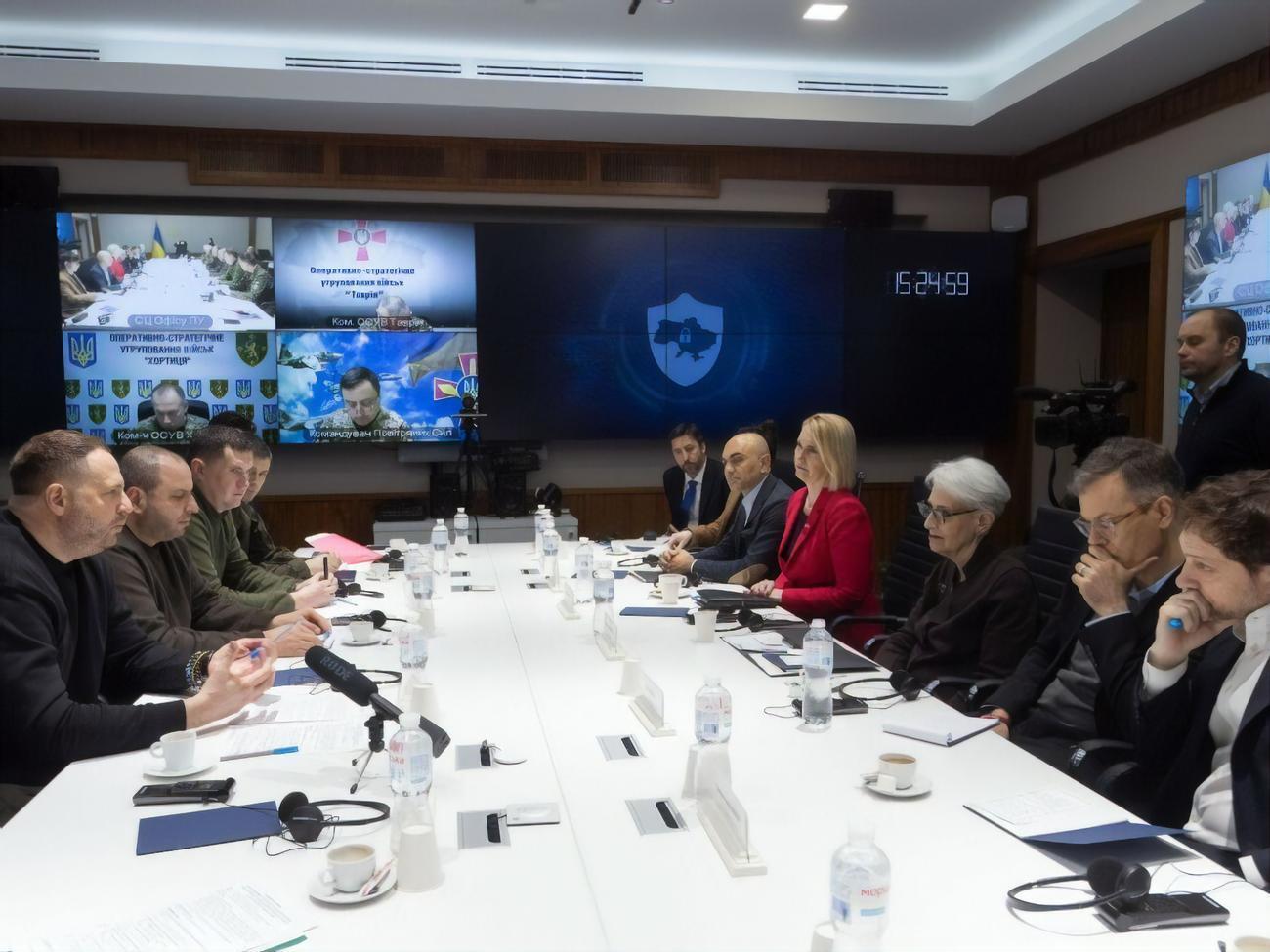 Венди Шерман и другие члены американской делегации заслушали информацию о ситуации в Украине