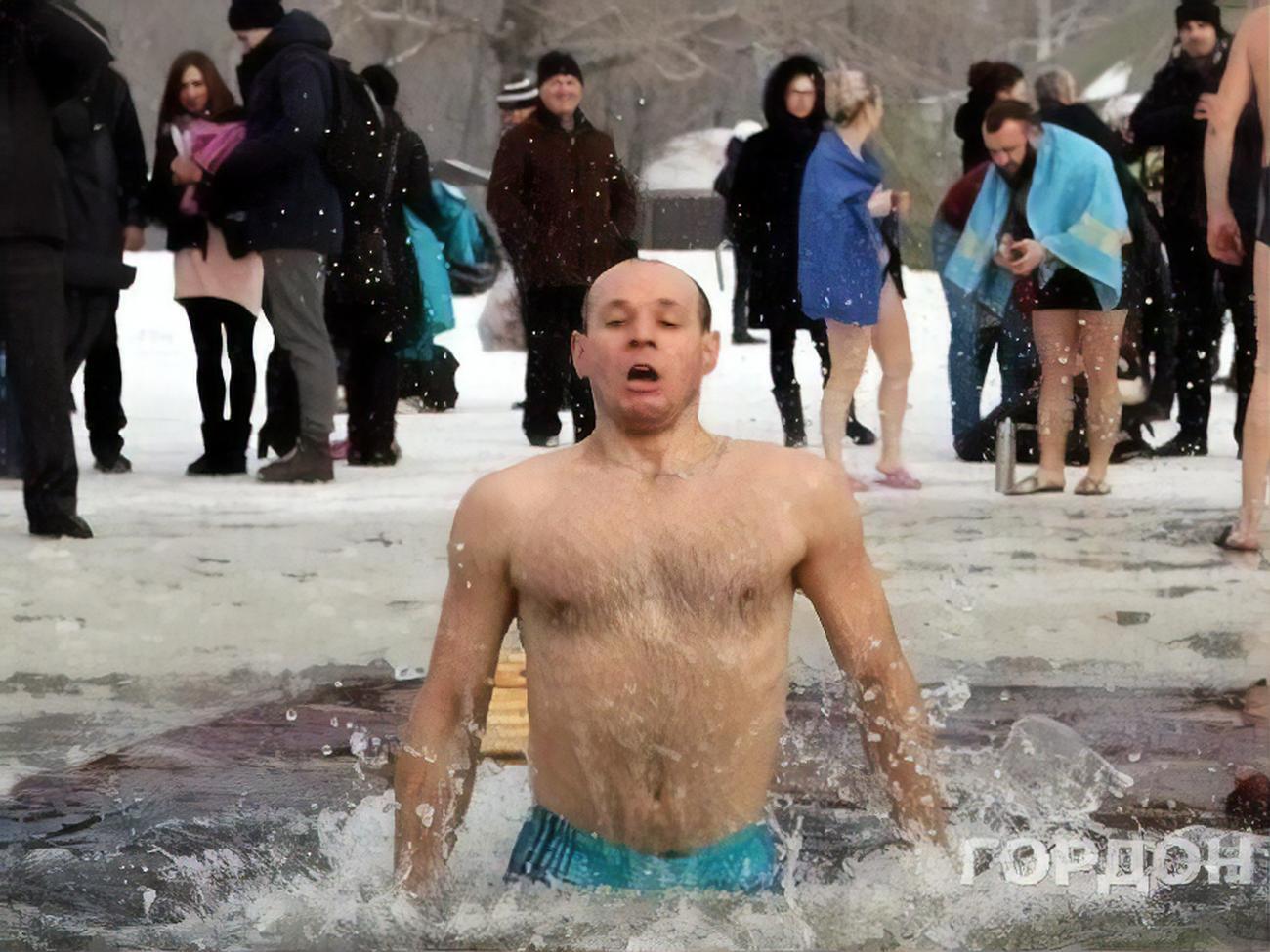 Киевские власти окунаться в этом году на Крещение не рекомендуют, но безопасность в традиционных местах купания обеспечат