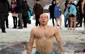 Киевские власти окунаться в этом году на Крещение не рекомендуют, но безопасность в традиционных местах купания обеспечат