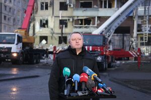 Костин выступил на брифинге в Днепре у места попадания ракеты в жилой дом