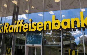 Серед найбільших банків із так званих недружніх Росії країн у РФ досі працює австрійський Raiffeisen Bank International