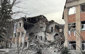 Около 14.30 российская ракета С-300 попала в Купянский автотранспортный профессиональный колледж, отметили в Харьковской ОВА