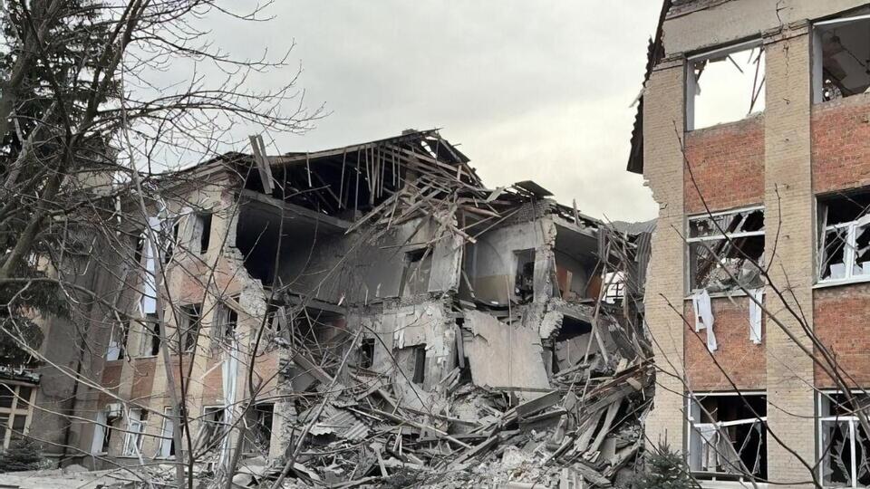 Около 14.30 российская ракета С-300 попала в Купянский автотранспортный профессиональный колледж, отметили в Харьковской ОВА