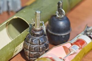 За деякими даними, військовослужбовець узяв до рук гранату, щоб "здобути авторитет" серед мобілізованих