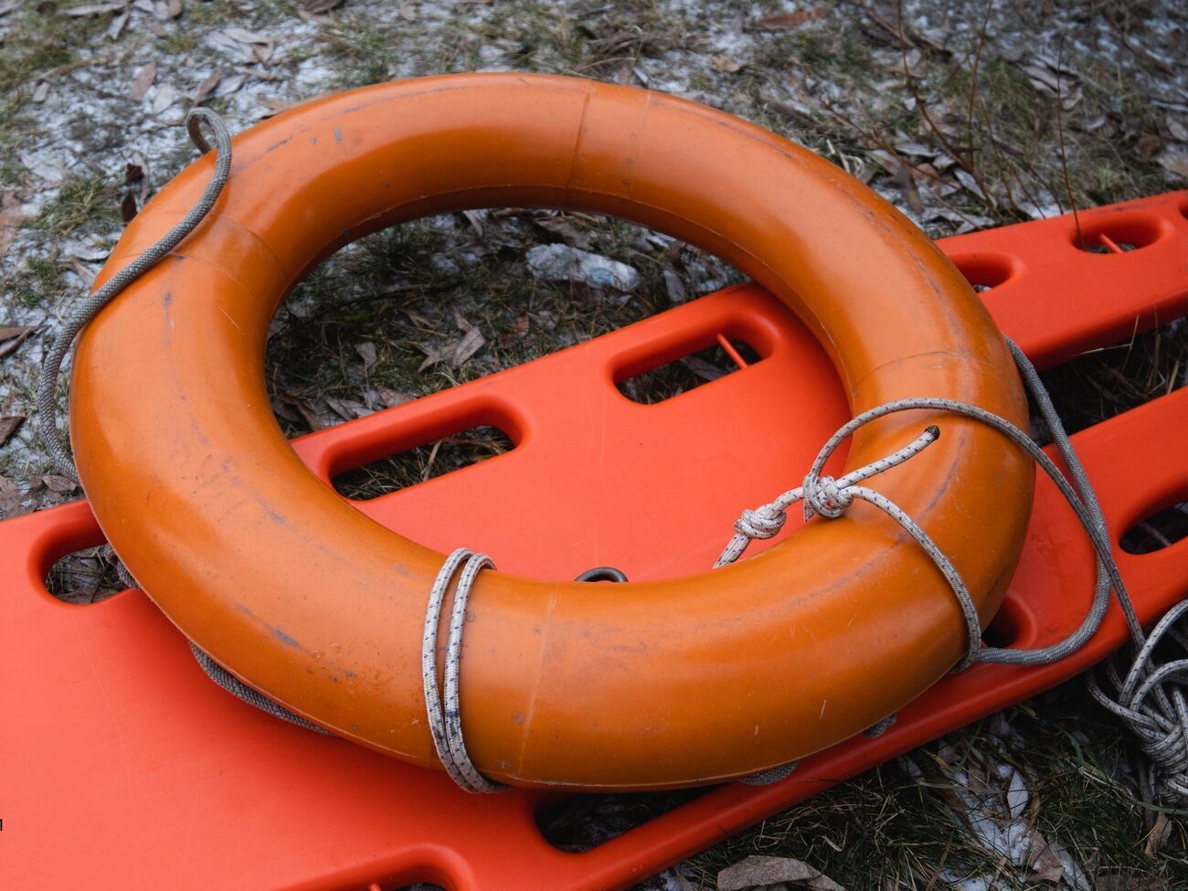 Ребенок, которого достали спасатели, не выжил, отметили в ГСЧС