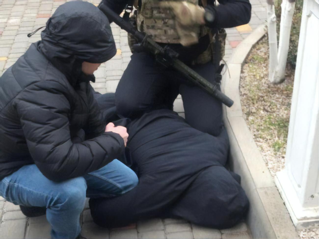 По данным прокуратуры, подозреваемый пытался сбежать, но его задержали