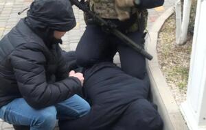 По данным прокуратуры, подозреваемый пытался сбежать, но его задержали