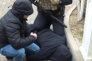 По данным прокуратуры, подозреваемый пытался сбежать, но его задержали