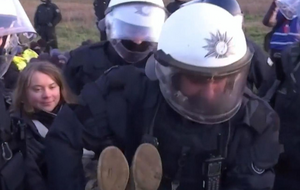 Тунберг несли трое полицейских