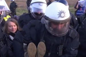 Тунберг несли трое полицейских