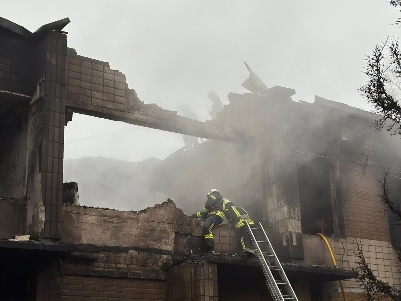 Пожар на месте падения вертолета в Броварах уже потушили, сообщает ГСЧС