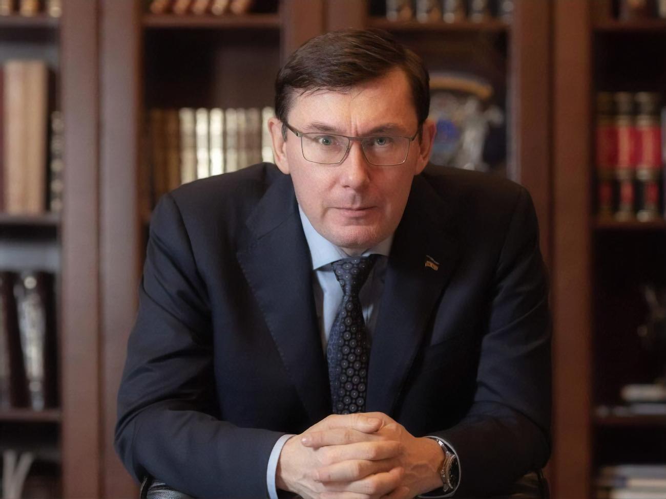 В разбившемся вертолете погиб мой близкий товарищ Женя Енин. Патриотичный и пронатовский, он был самым молодым заместителем генпрокурора