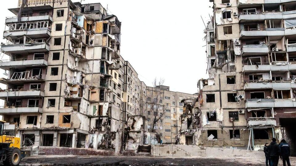 Після розбирання завалів будинку в Дніпрі залишається невідомою доля 17 людей