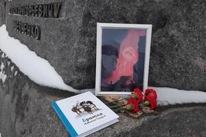 Россияне несут цветы к украинским памятникам в своих городах