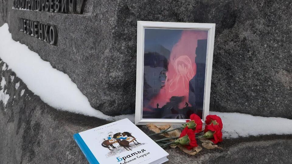 Росіяни несуть квіти до українських пам'ятників у своїх містах