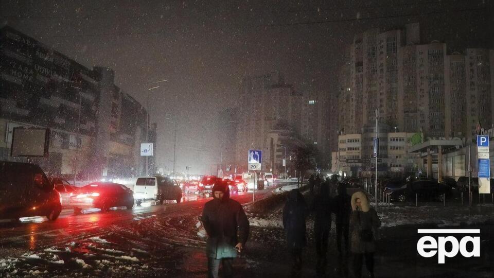 Українці відповіли, як вимкнення світла позначилися на їхньому житті