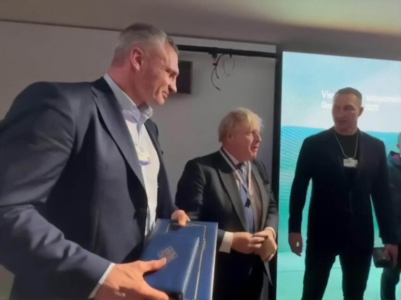 Кличко встретился с Джонсоном в Давосе