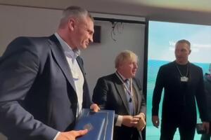 Кличко зустрівся із Джонсоном у Давосі