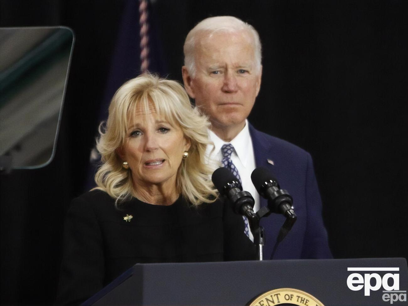 "Мы продолжим чтить это наследие посредством усилий по укреплению институтов Украины и в нашем неизменном партнерстве с народом Украины", – говорится в заявлении четы Байденов