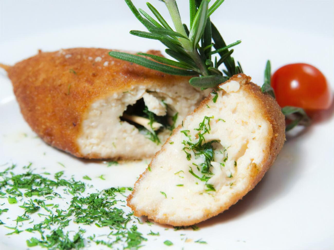 Котлету по-київськи обсмажують в доведеній до кипіння соняшниковій олії