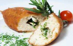 Котлету по-київськи обсмажують в доведеній до кипіння соняшниковій олії