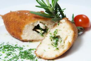 Котлету по-київськи обсмажують в доведеній до кипіння соняшниковій олії