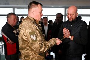 Мишель (справа): Мы работаем над тем, чтобы давать все больше и больше боеприпасов, больше систем вооружения Украине