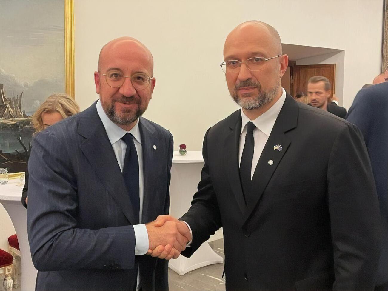 Мишель (слева) осенью 2022 года признал, что имеет внешнее сходство со Шмыгалем (справа)