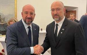 Мишель (слева) осенью 2022 года признал, что имеет внешнее сходство со Шмыгалем (справа)