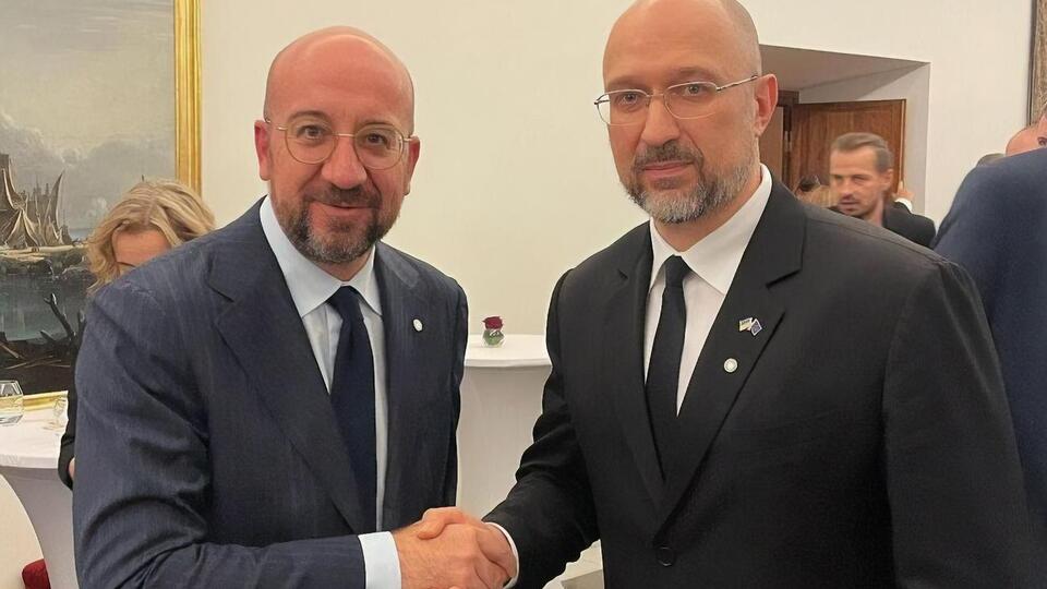 Мишель (слева) осенью 2022 года признал, что имеет внешнее сходство со Шмыгалем (справа)