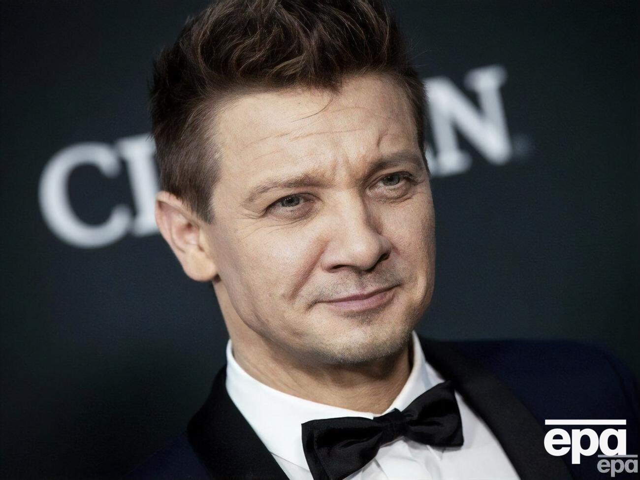 Медики оценивают состояние Реннера как критически стабильное