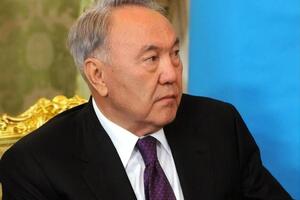 Жизни Назарбаева после операции на сердце ничего не угрожает, заявил его пресс-секретарь