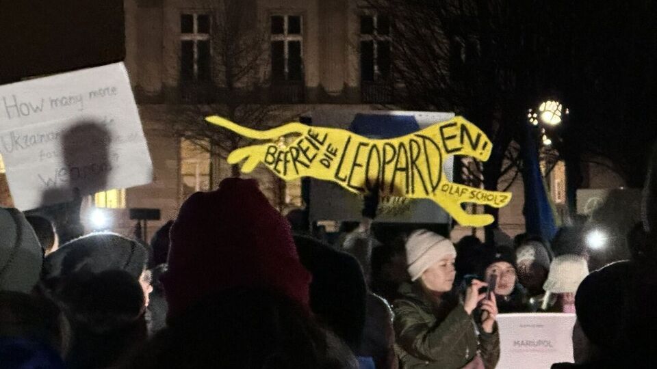 Мітингувальники у Берліні прийшли із зображеннями леопардів