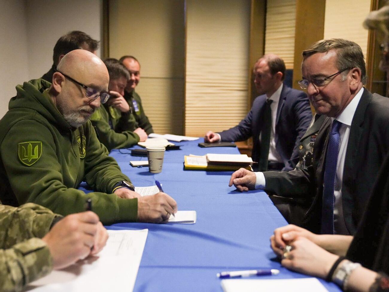 Резников (слева) сообщил, что поздравил Писториуса (справа) с назначением на должность главы минобороны ФРГ