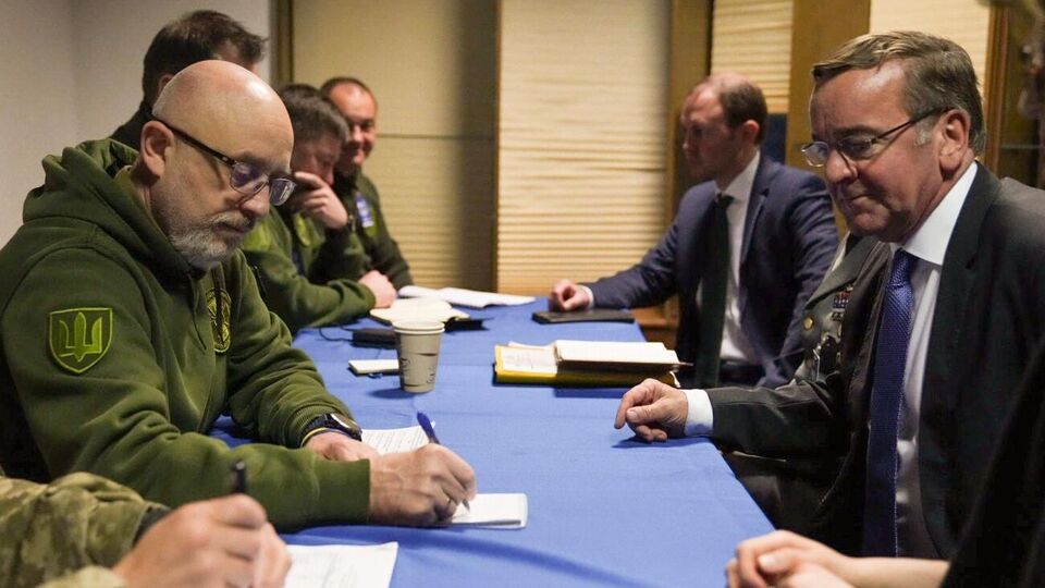 Резников (слева) сообщил, что поздравил Писториуса (справа) с назначением на должность главы минобороны ФРГ