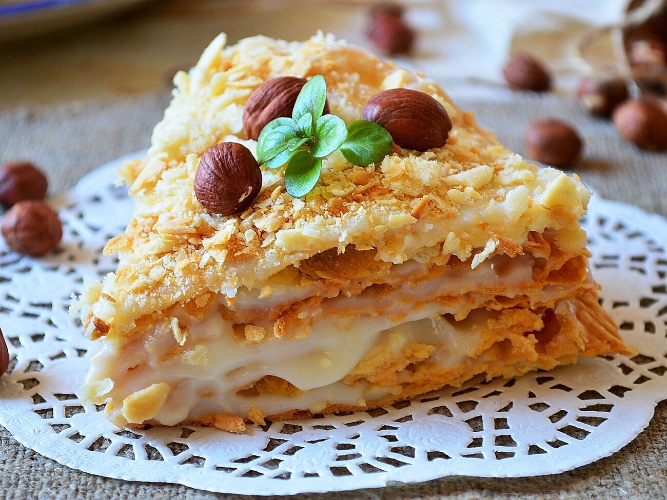 Готовий торт прикрашаємо крихтами і відправляємо в холодильник щонайменше на дві години