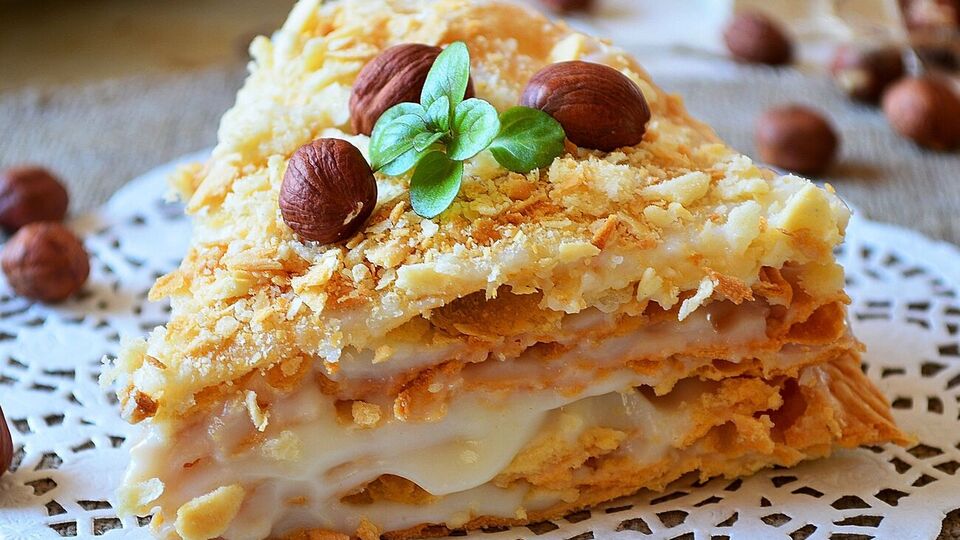 Готовий торт прикрашаємо крихтами і відправляємо в холодильник щонайменше на дві години