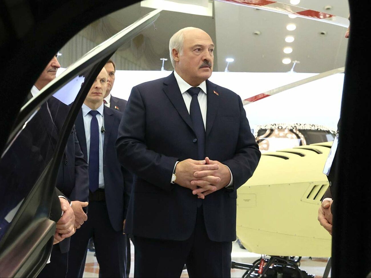 Лукашенко сообщил, что его "приглашают в Эмираты", где "серьезно занимаются искусственным интеллектом"