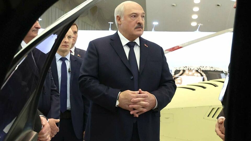 Лукашенко сообщил, что его "приглашают в Эмираты", где "серьезно занимаются искусственным интеллектом"