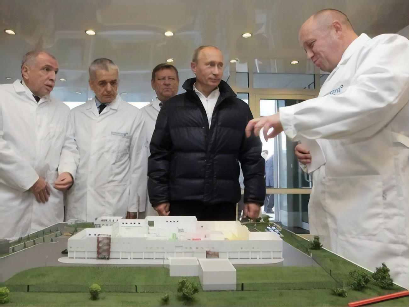 Пригожин (праворуч) підсилює Путіна (другий праворуч), вважає Невзлін