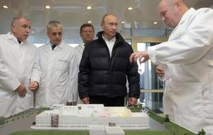 Пригожин (справа) усиливает Путина (второй справа), считает Невзлин