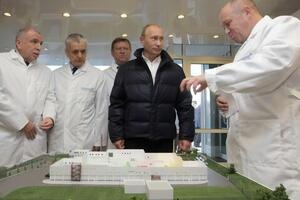 Пригожин (праворуч) підсилює Путіна (другий праворуч), вважає Невзлін