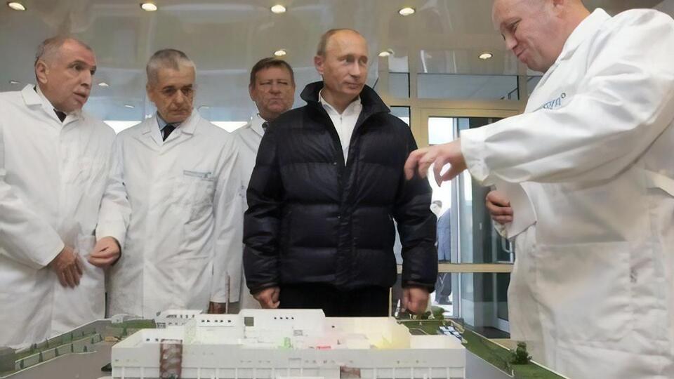 Пригожин (справа) усиливает Путина (второй справа), считает Невзлин